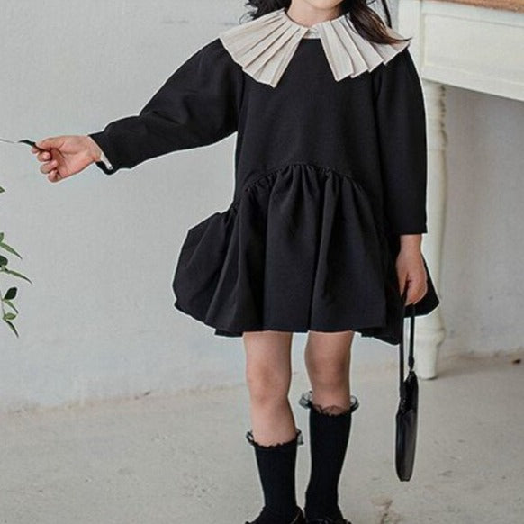 Vestido negro y cuello blanco para niños