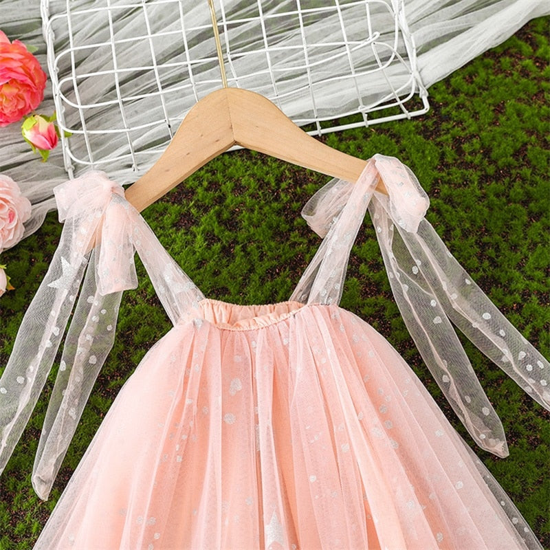 Vestido infantil con tirantes y lazo de tul