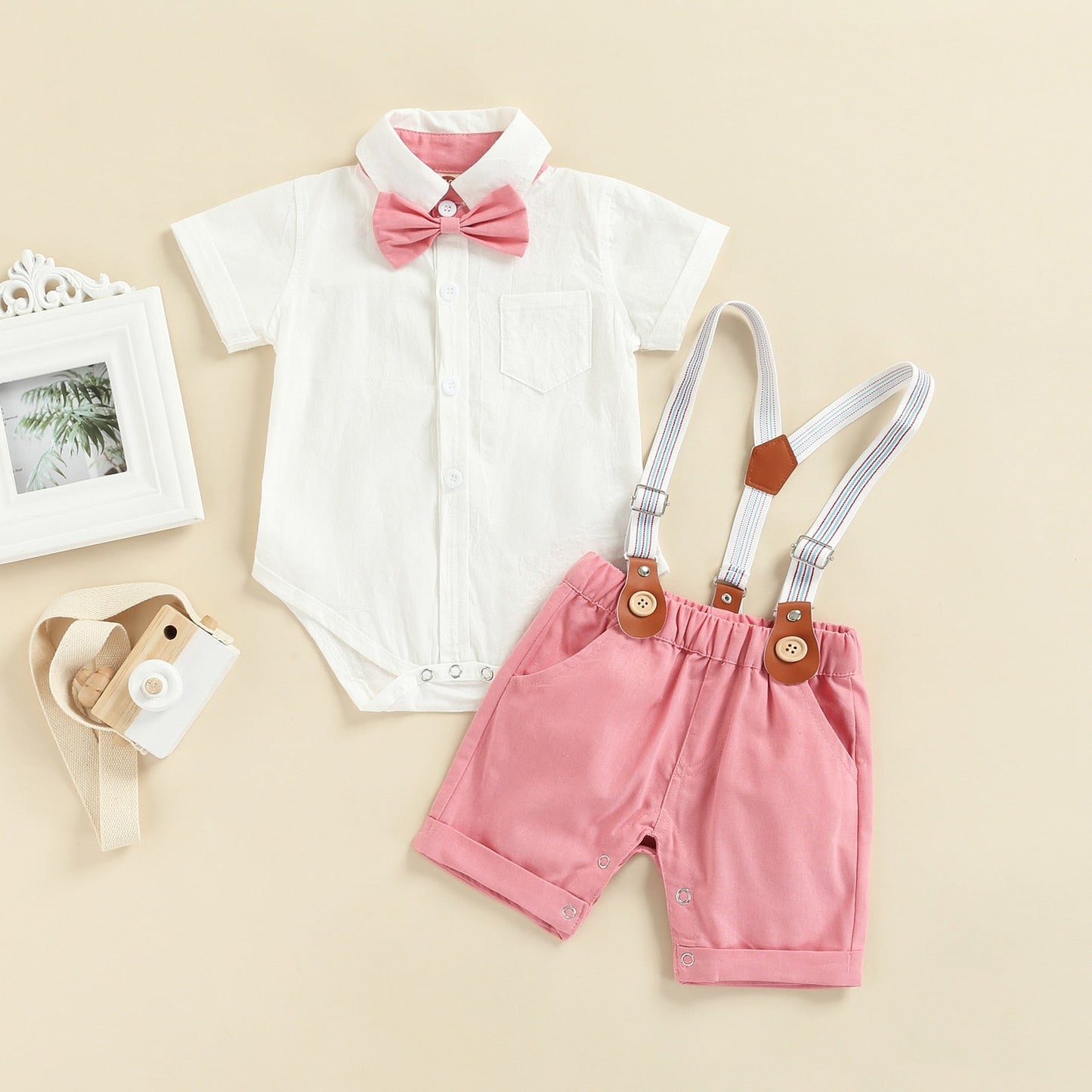Conjunto de pantalones cortos con pajarita, camisa y mono