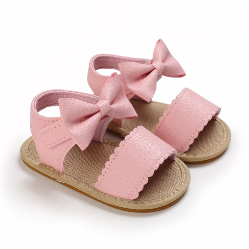 Sandalia con lazo y velcro