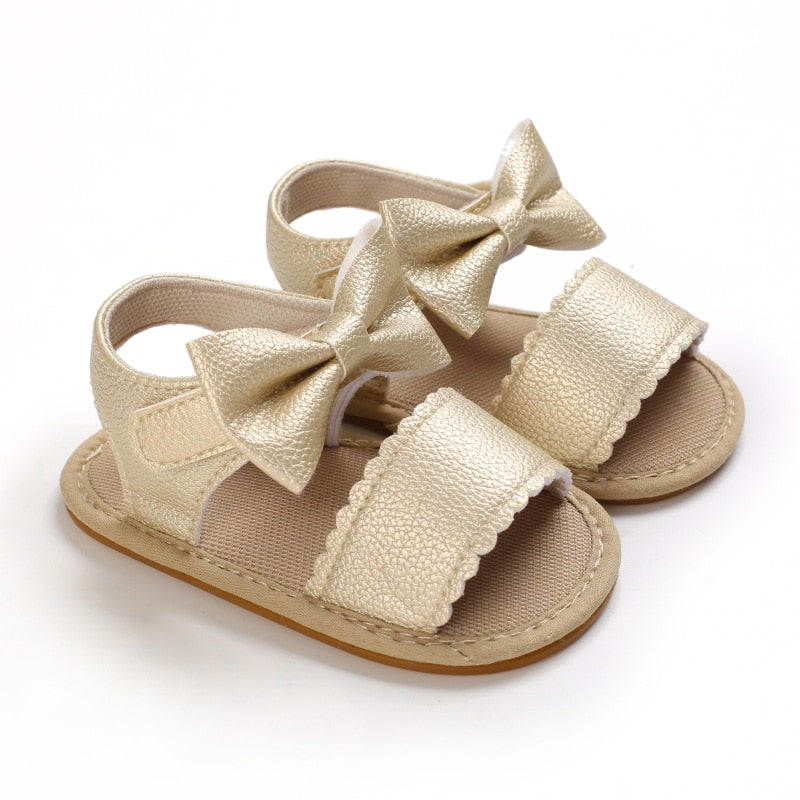 Sandalia con lazo y velcro