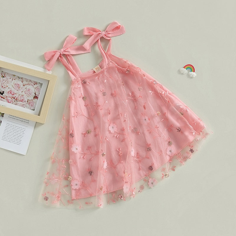 Vestido infantil con tirantes y lazo de tul