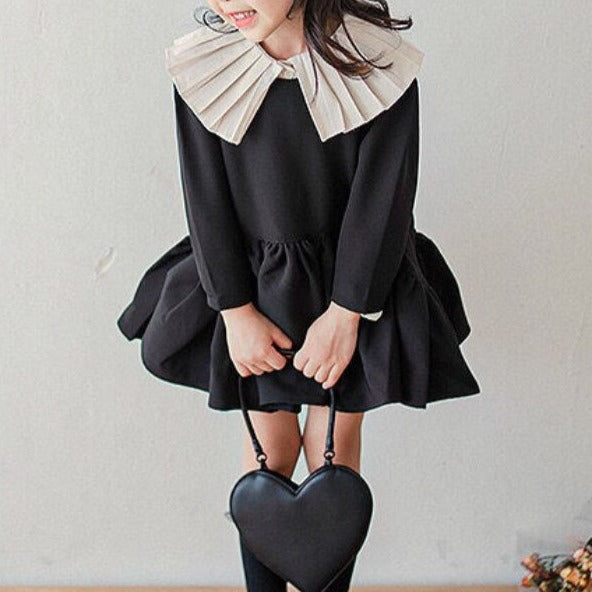 Vestido negro y cuello blanco para niños