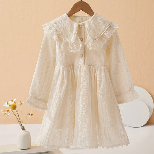 Vestido vintage infantil con cuello de encaje.