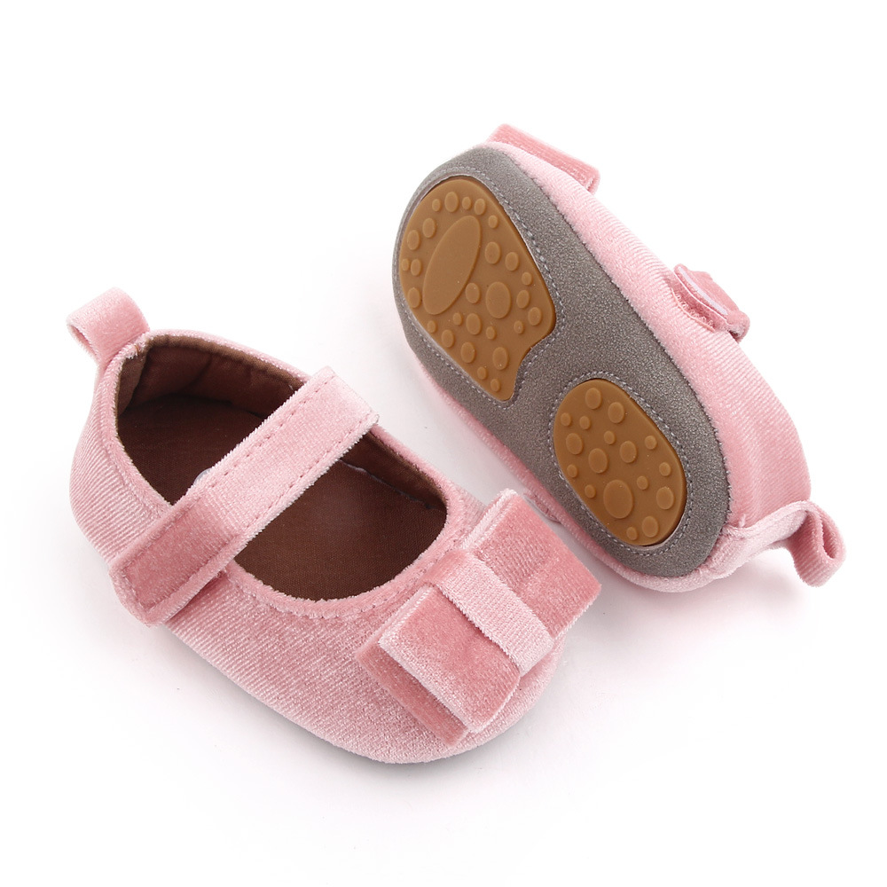 Zapato de bebé con lazo