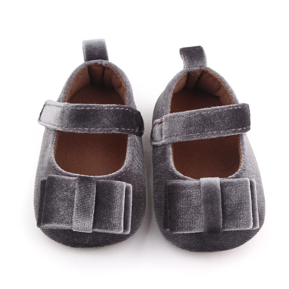 Zapato de bebé con lazo
