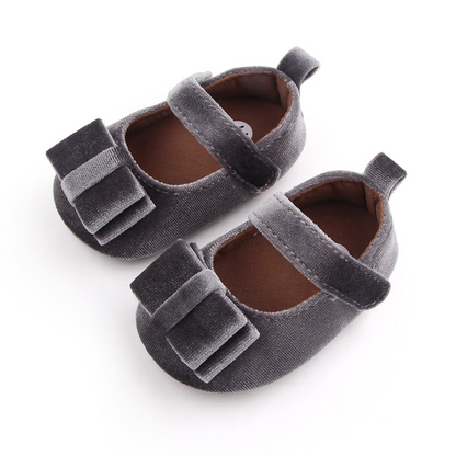 Zapato de bebé con lazo