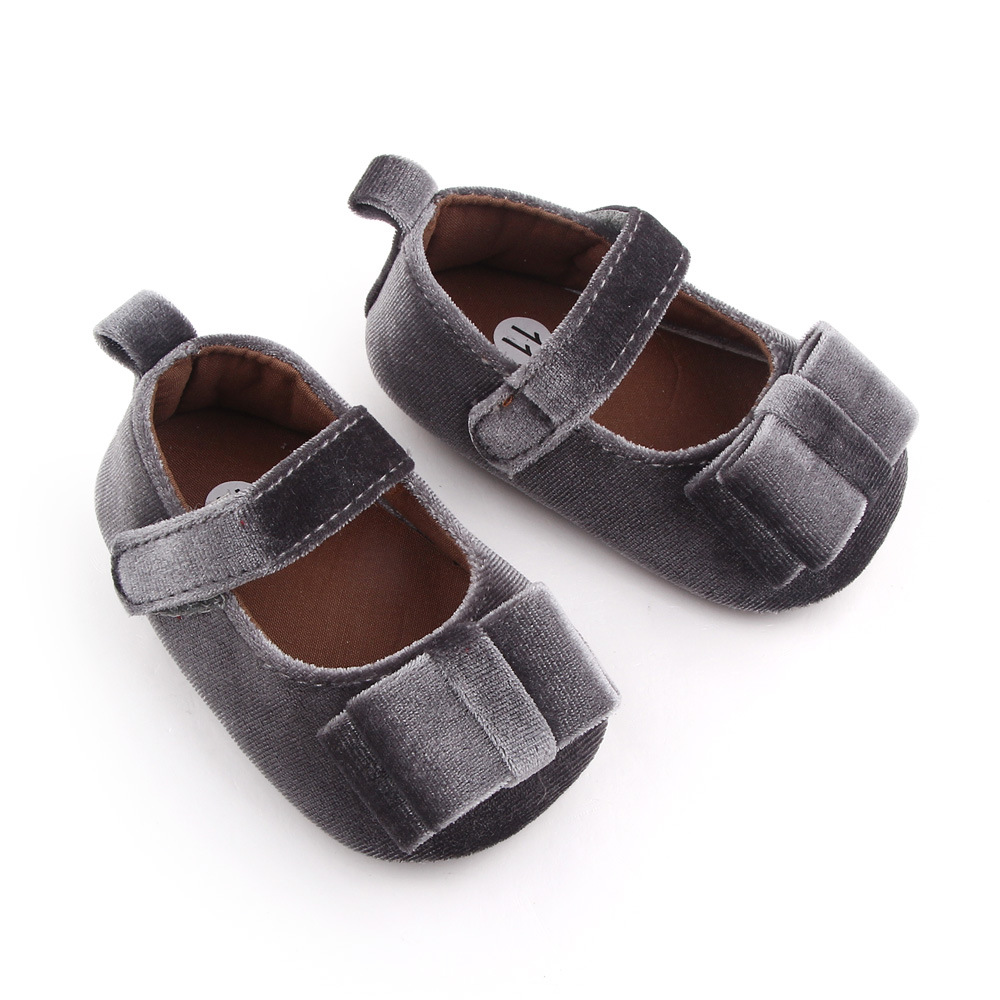 Zapato de bebé con lazo
