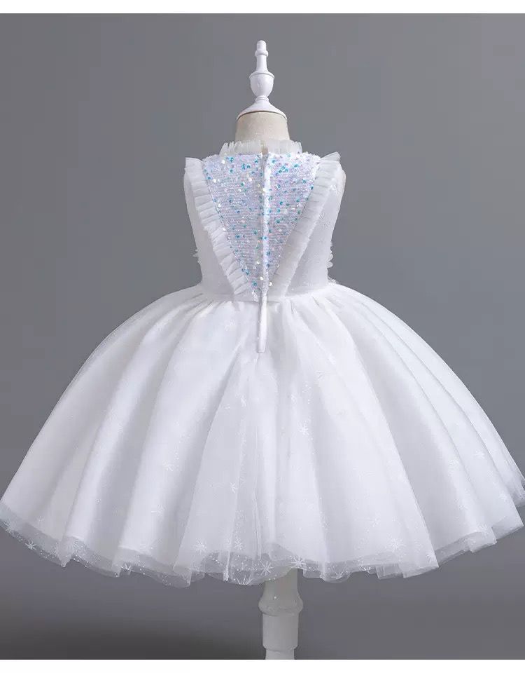 Vestido de fiesta infantil con flores brillantes 