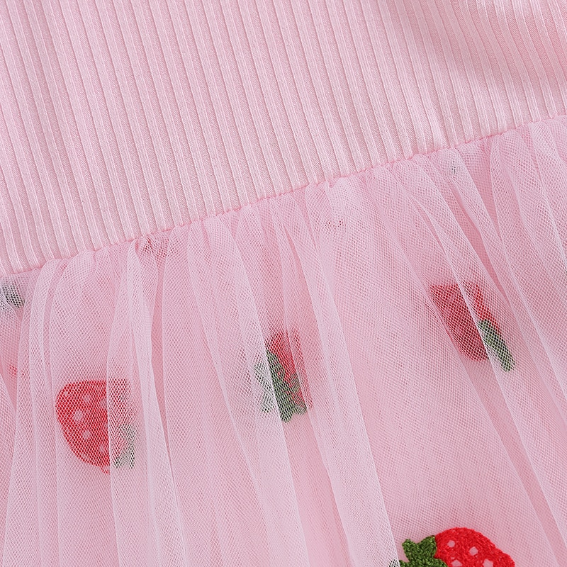 Cuerpo de niños con fresas