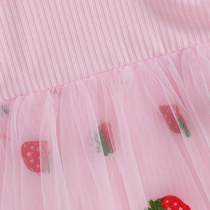 Cuerpo de niños con fresas
