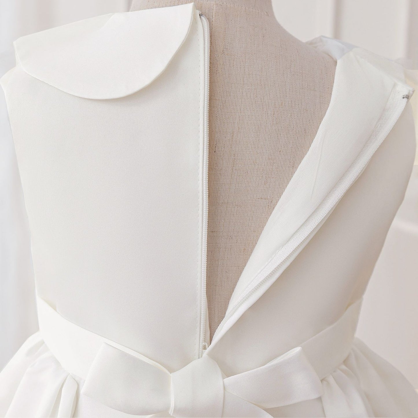 Vestido infantil blanco con cuello 