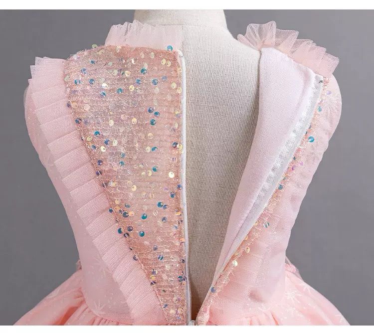 Vestido de fiesta infantil con flores brillantes 