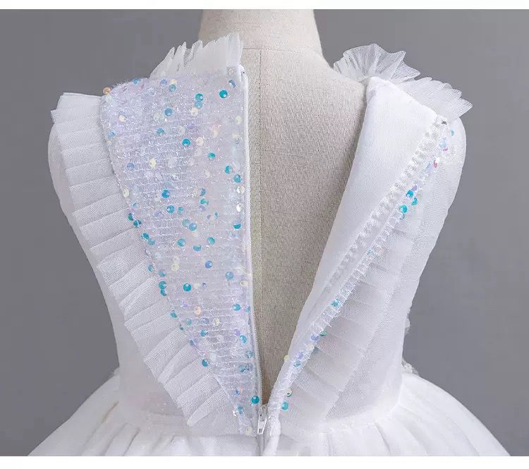 Vestido de fiesta infantil con flores brillantes 