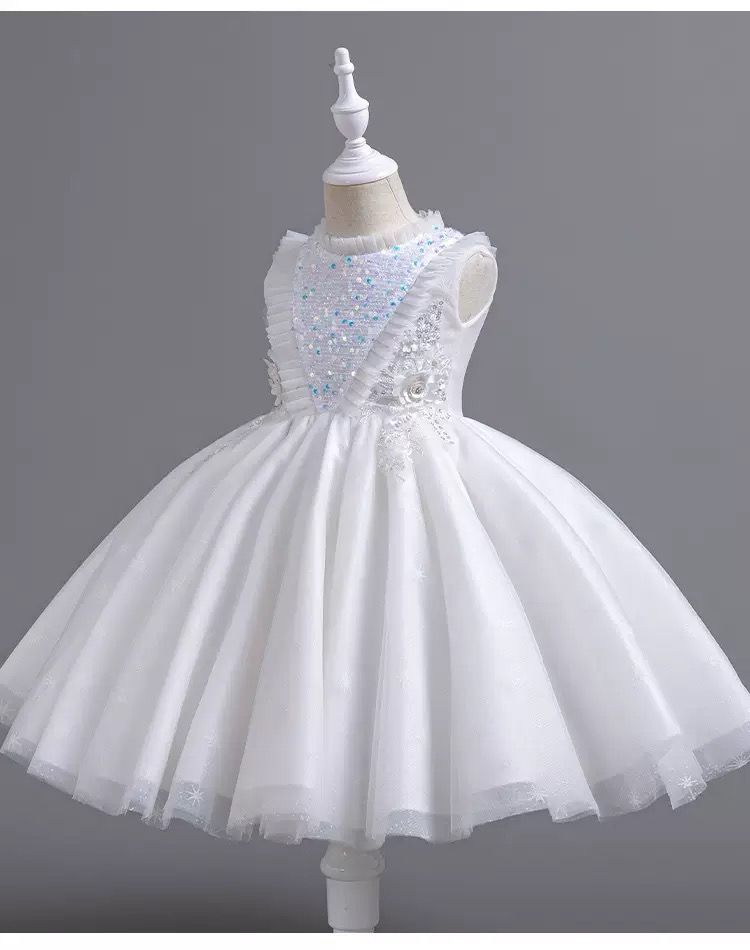 Vestido de fiesta infantil con flores brillantes 