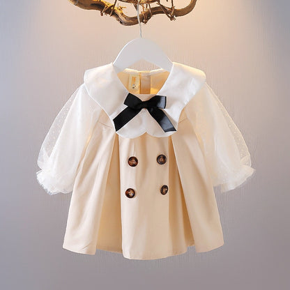 Vestido infantil vintage con encaje negro y botones.