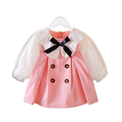 Vestido infantil vintage con encaje negro y botones.