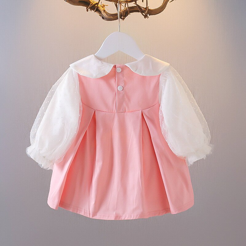 Vestido infantil vintage con encaje negro y botones.