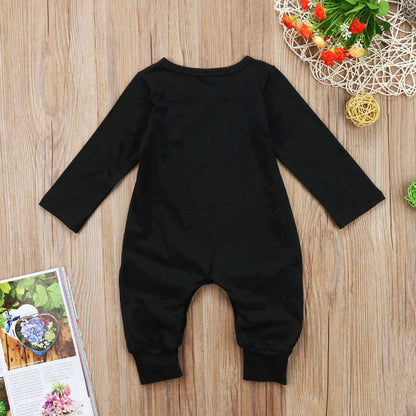 Mono de bebé niño pequeño