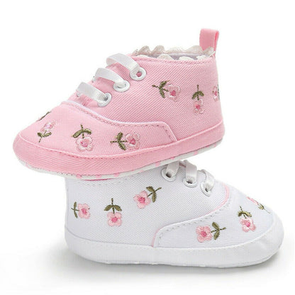 Zapatillas de bebé niña con flores bordadas