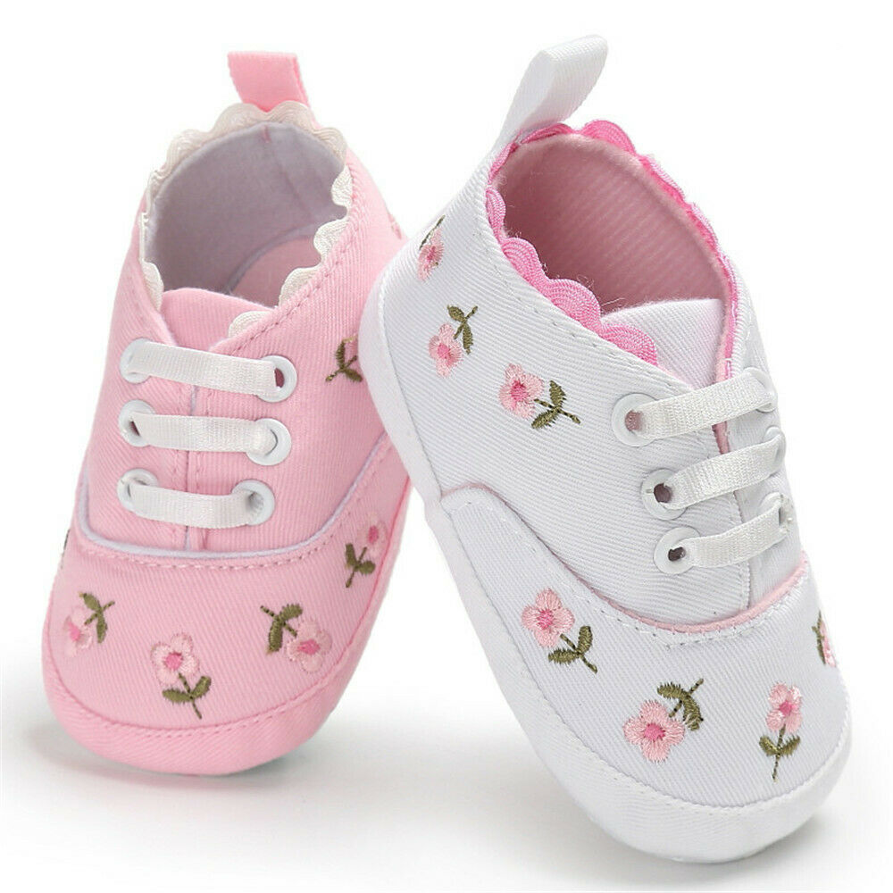 Zapatillas de bebé niña con flores bordadas