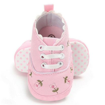 Zapatillas de bebé niña con flores bordadas