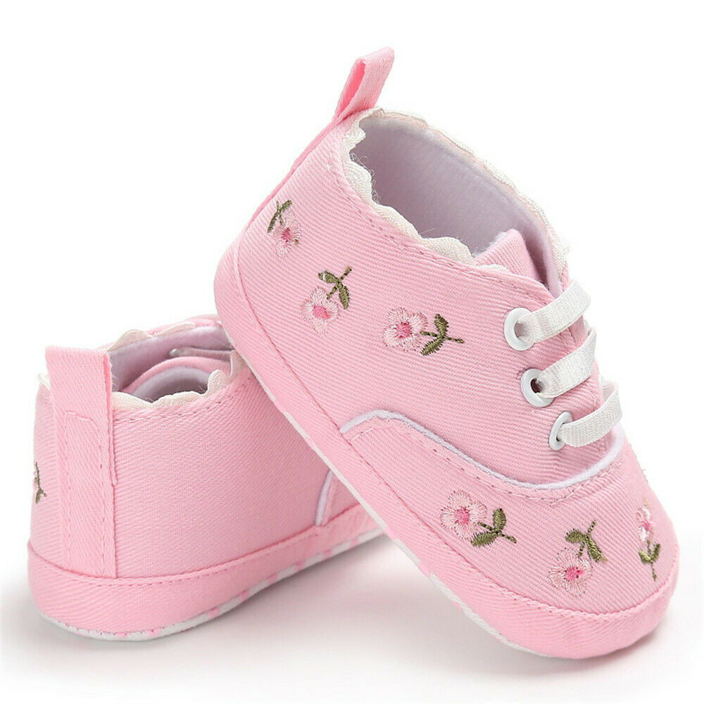 Zapatillas de bebé niña con flores bordadas