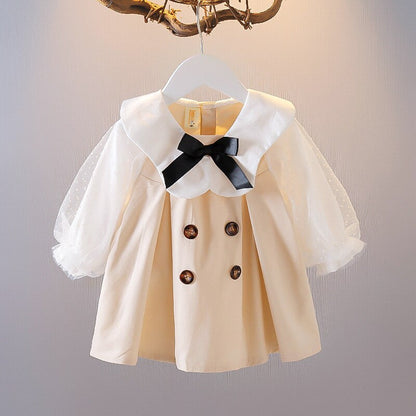 Vestido infantil vintage con encaje negro y botones.