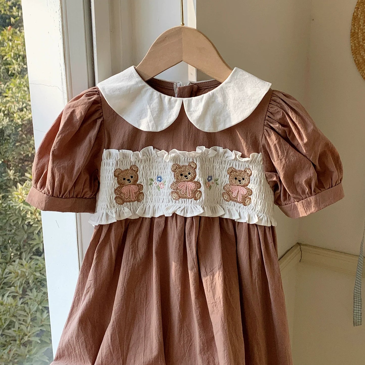 Vestido infantil marrón con ositos de peluche 