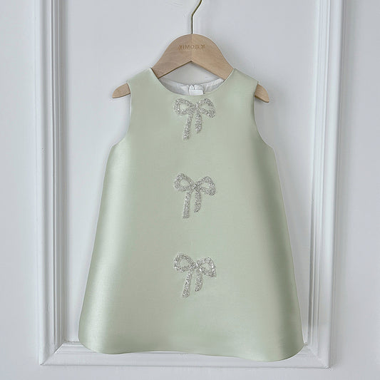 Vestido infantil con lazos brillantes 