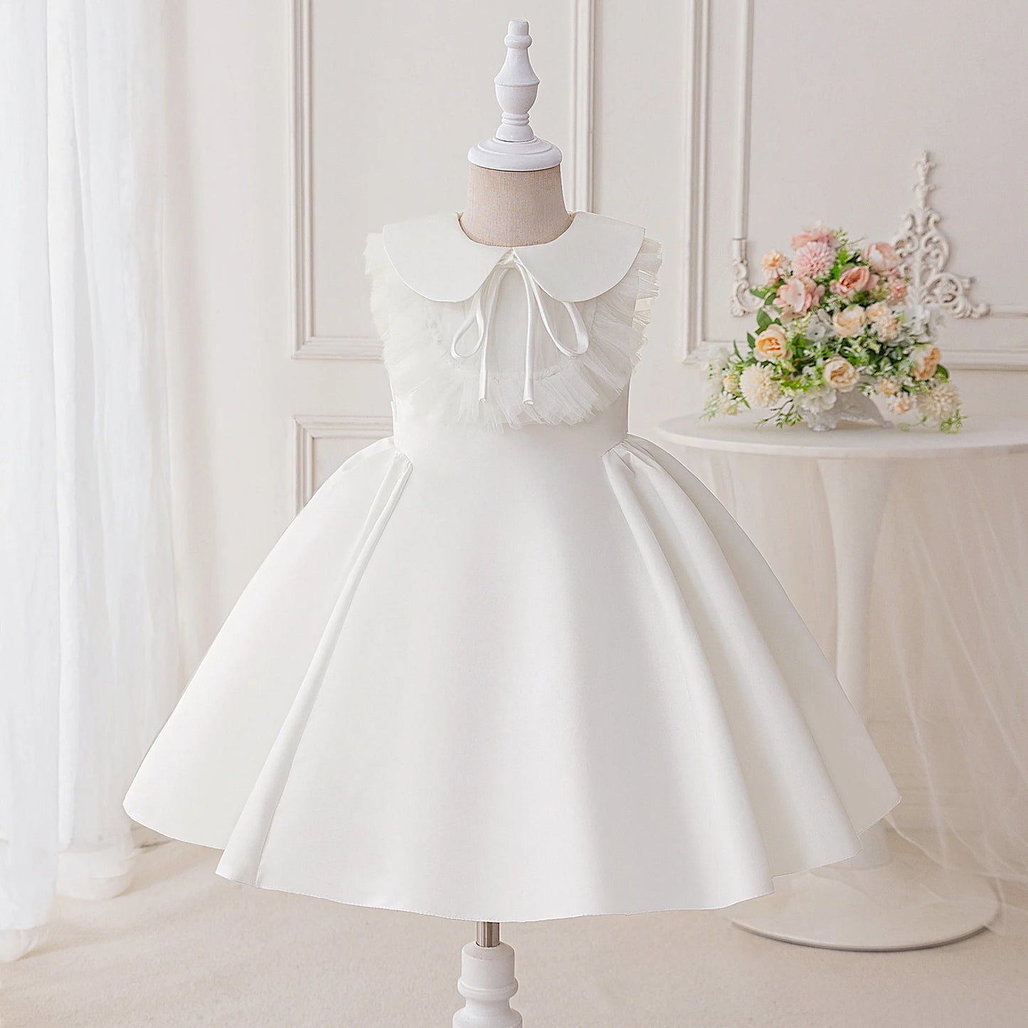Vestido infantil blanco con cuello 