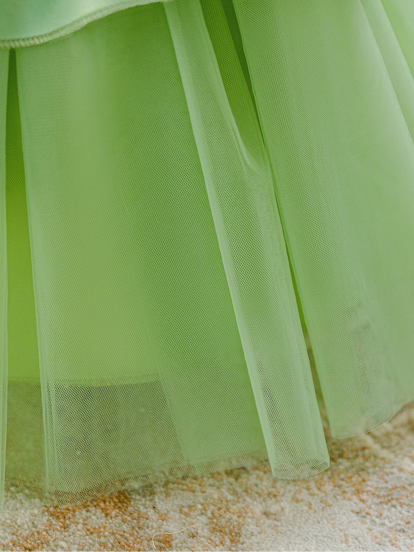 Vestido de fiesta infantil con flores abullonadas 