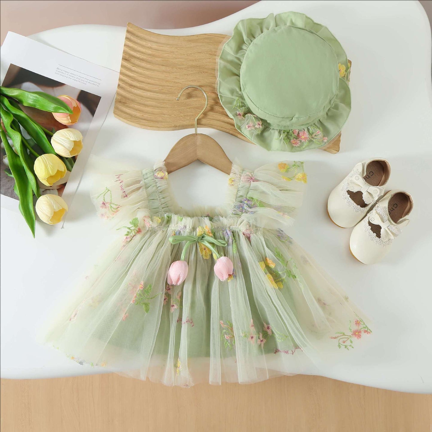 Vestido infantil con tulipanes florales 