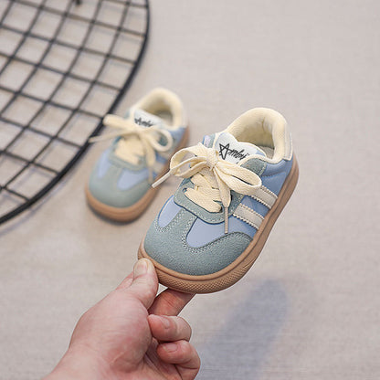 Zapatillas de tenis para niños con cordones y rayas 