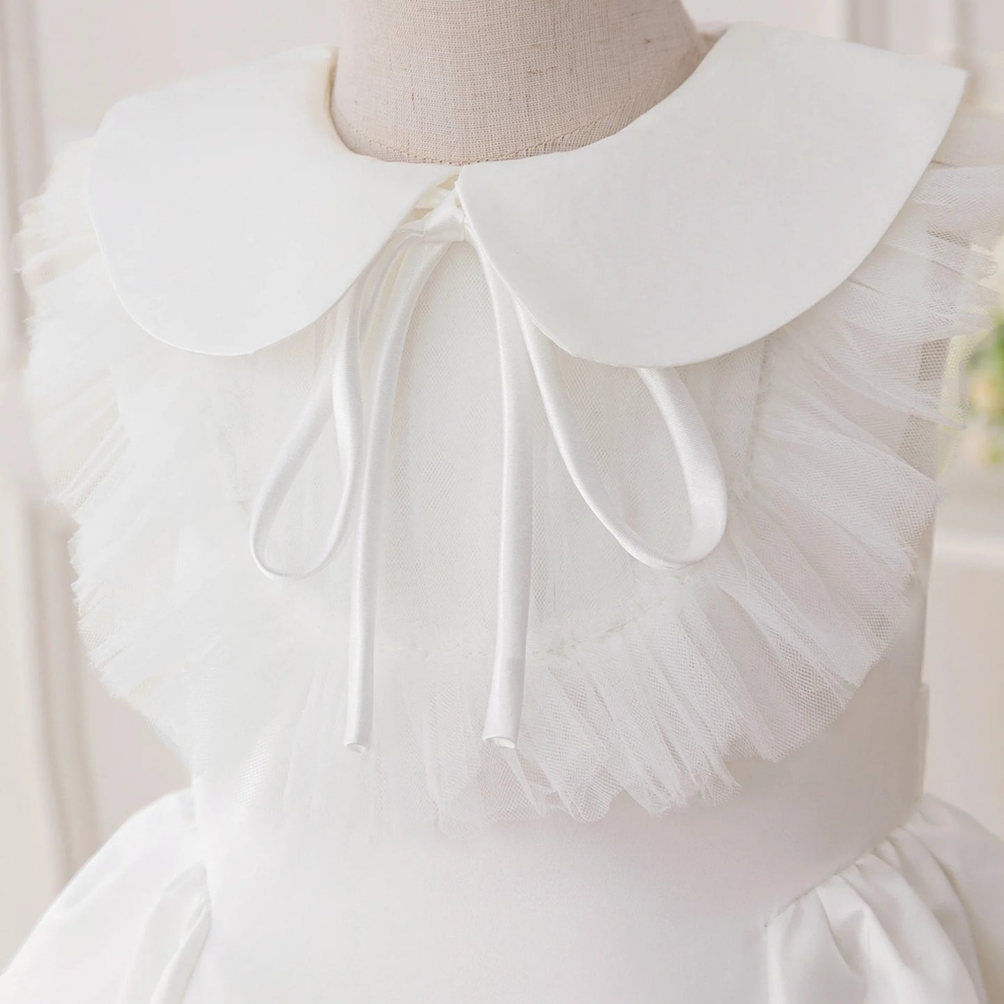 Vestido infantil blanco con cuello 