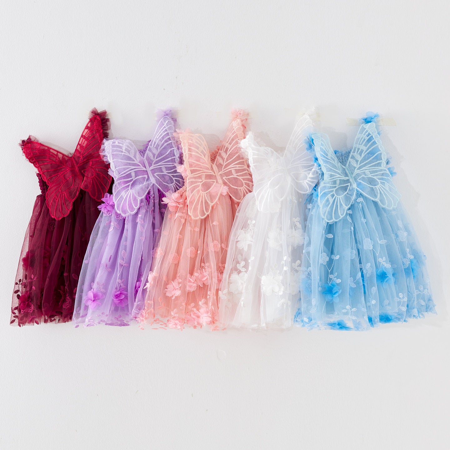 فستان من التول مع زهور وأجنحة صغيرة 