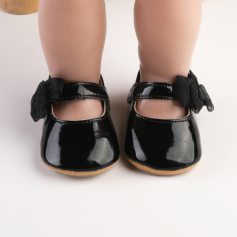 Baby shoe with bow