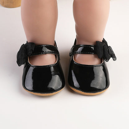 Baby shoe with bow