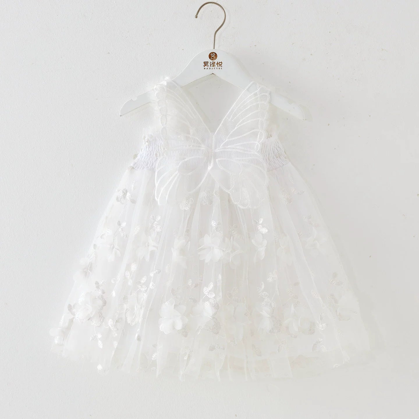 فستان من التول مع زهور وأجنحة صغيرة 
