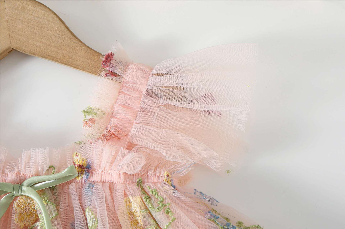 Vestido infantil con tulipanes florales 