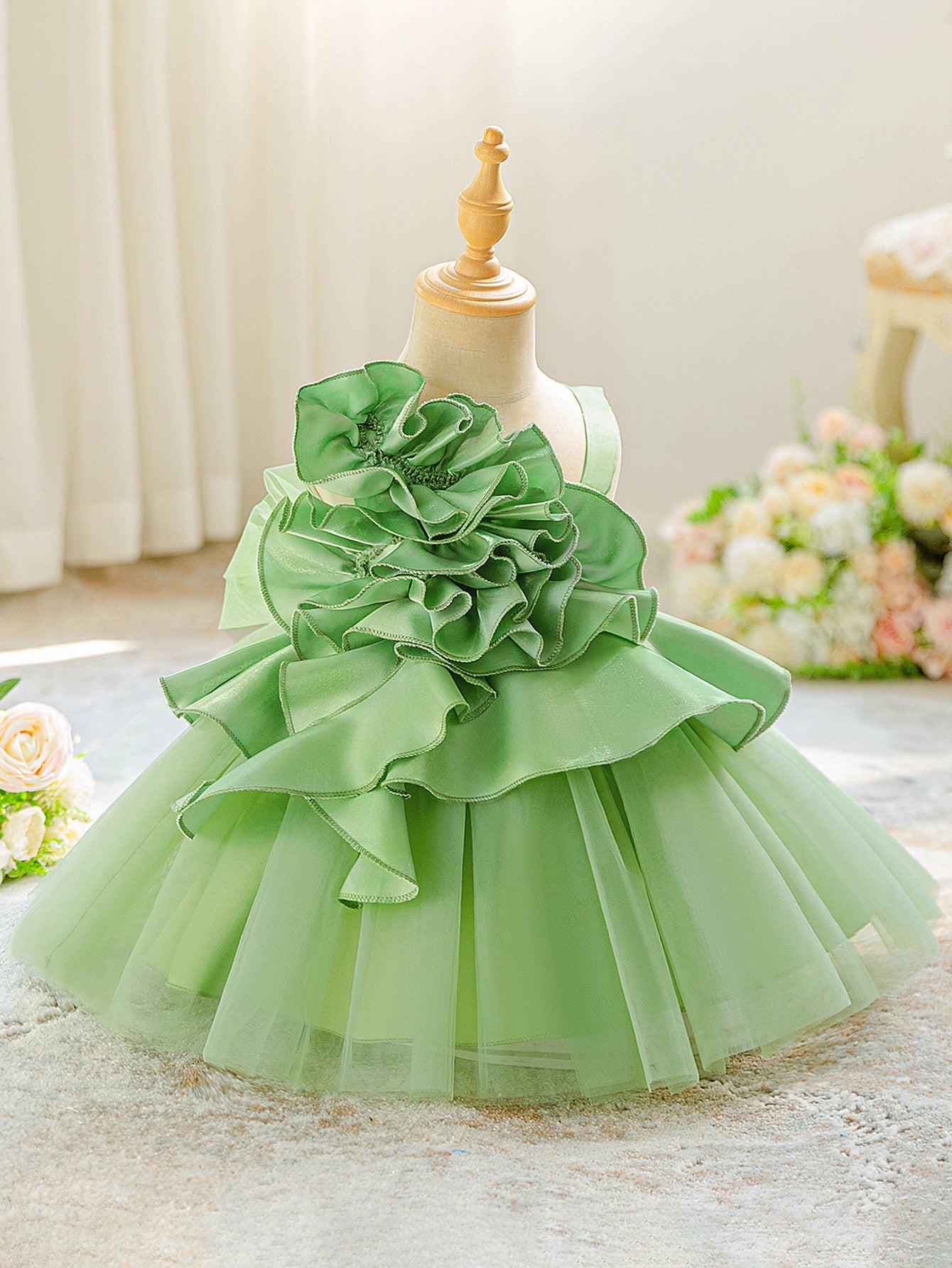 Vestido de fiesta infantil con flores abullonadas 