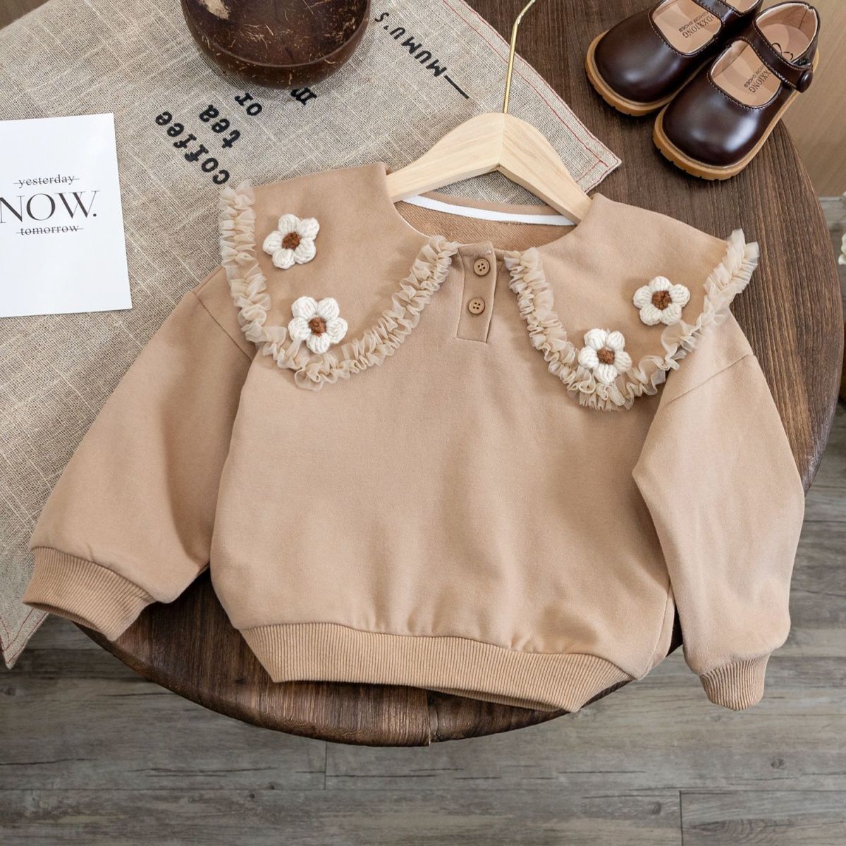 Blusa infantil con cuello floral 
