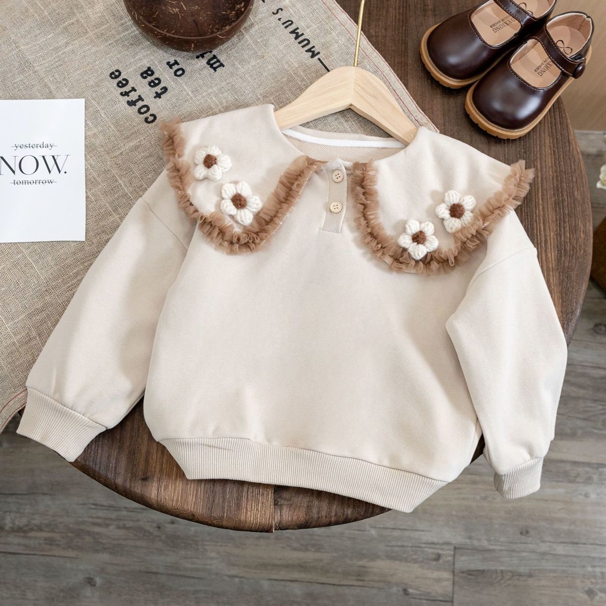 Blusa infantil con cuello floral 