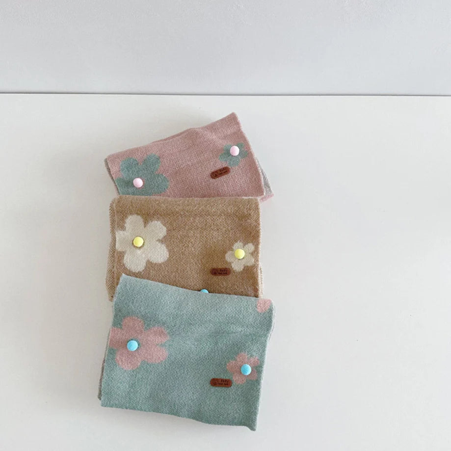 Bufanda infantil con pequeñas flores 