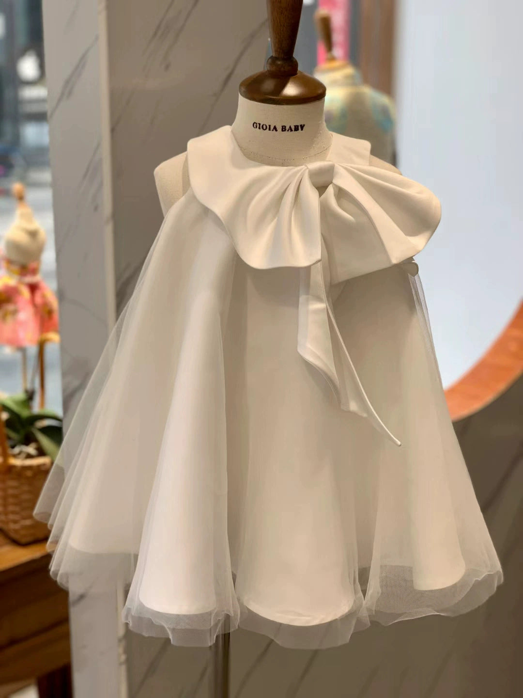 Vestido infantil blanco con lazo 