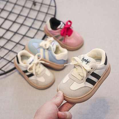 Zapatillas de tenis para niños con cordones y rayas 
