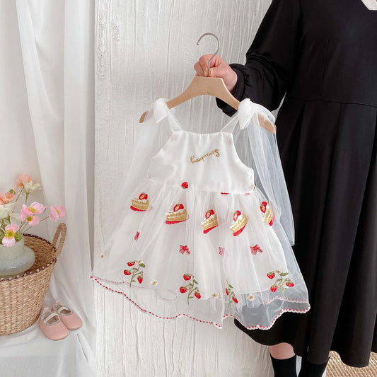 Pastel de vestidos infantiles y fresas 