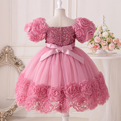 Vestido infantil con flores brillantes 