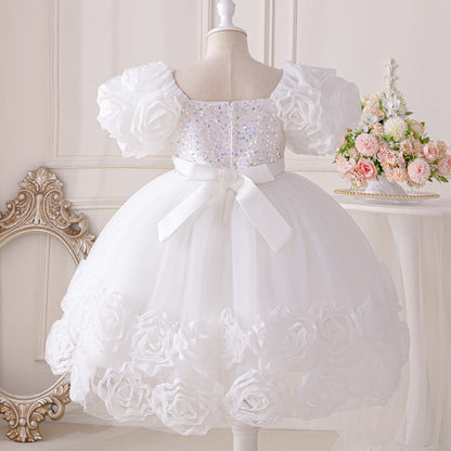 Vestido infantil con flores brillantes 