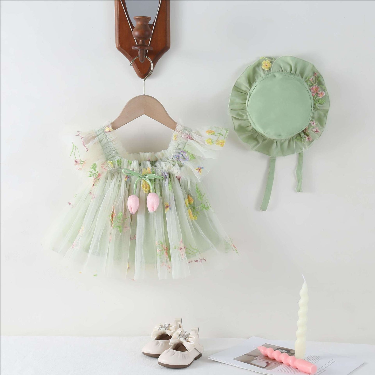 Vestido infantil con tulipanes florales 